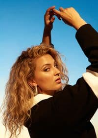 Tori  Kelly